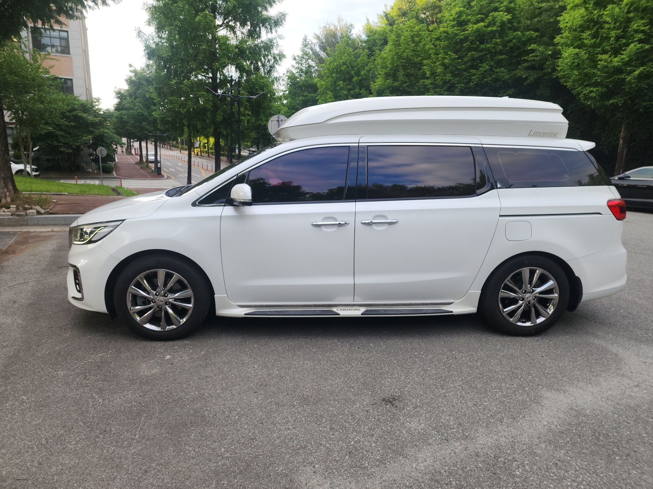 KIA CARNIVAL photo 3