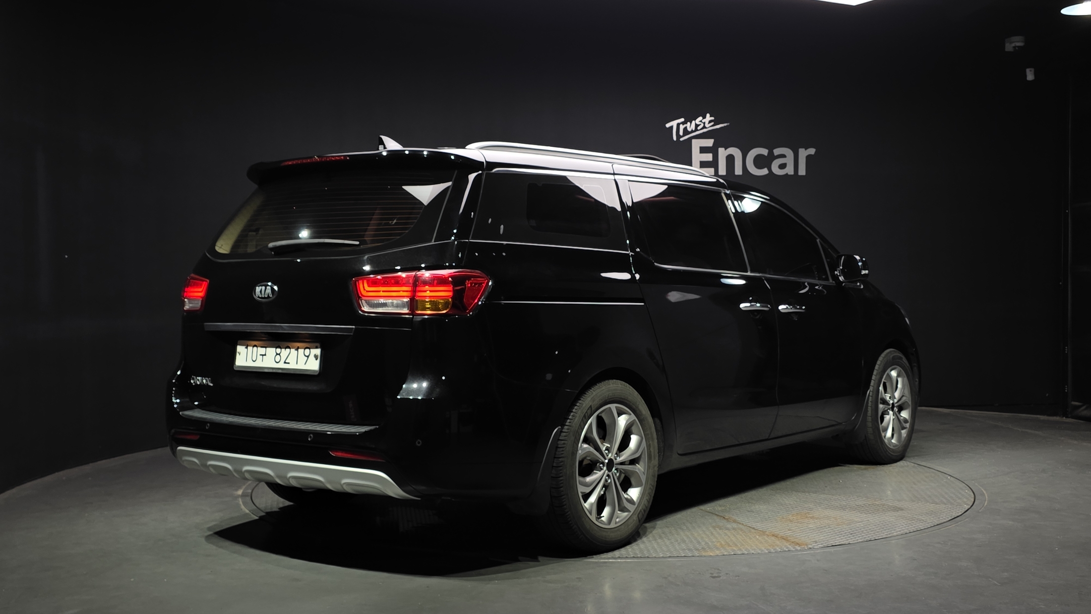 KIA CARNIVAL photo 2