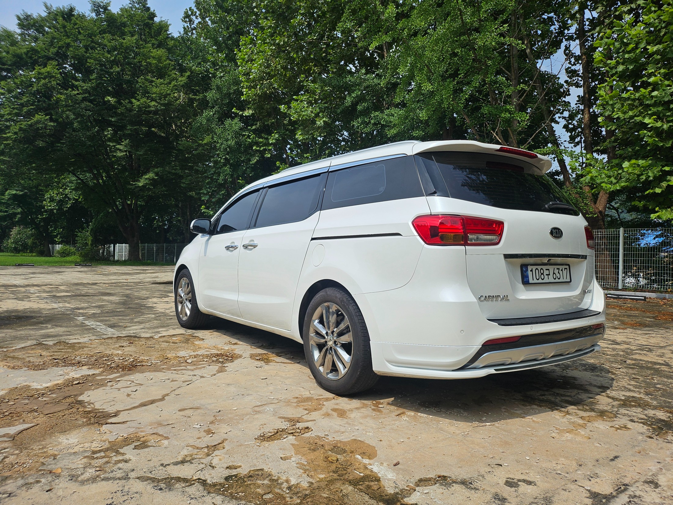 KIA CARNIVAL photo 3