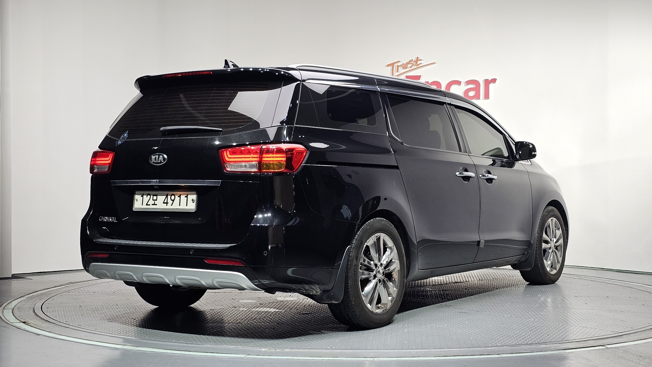 KIA CARNIVAL photo 2