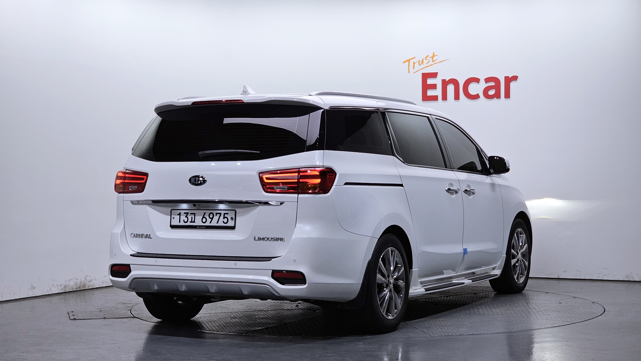 KIA CARNIVAL photo 2