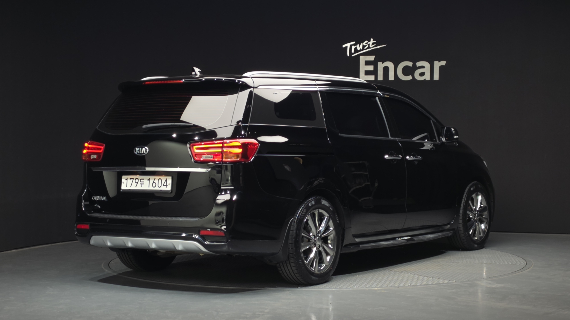 KIA CARNIVAL photo 2