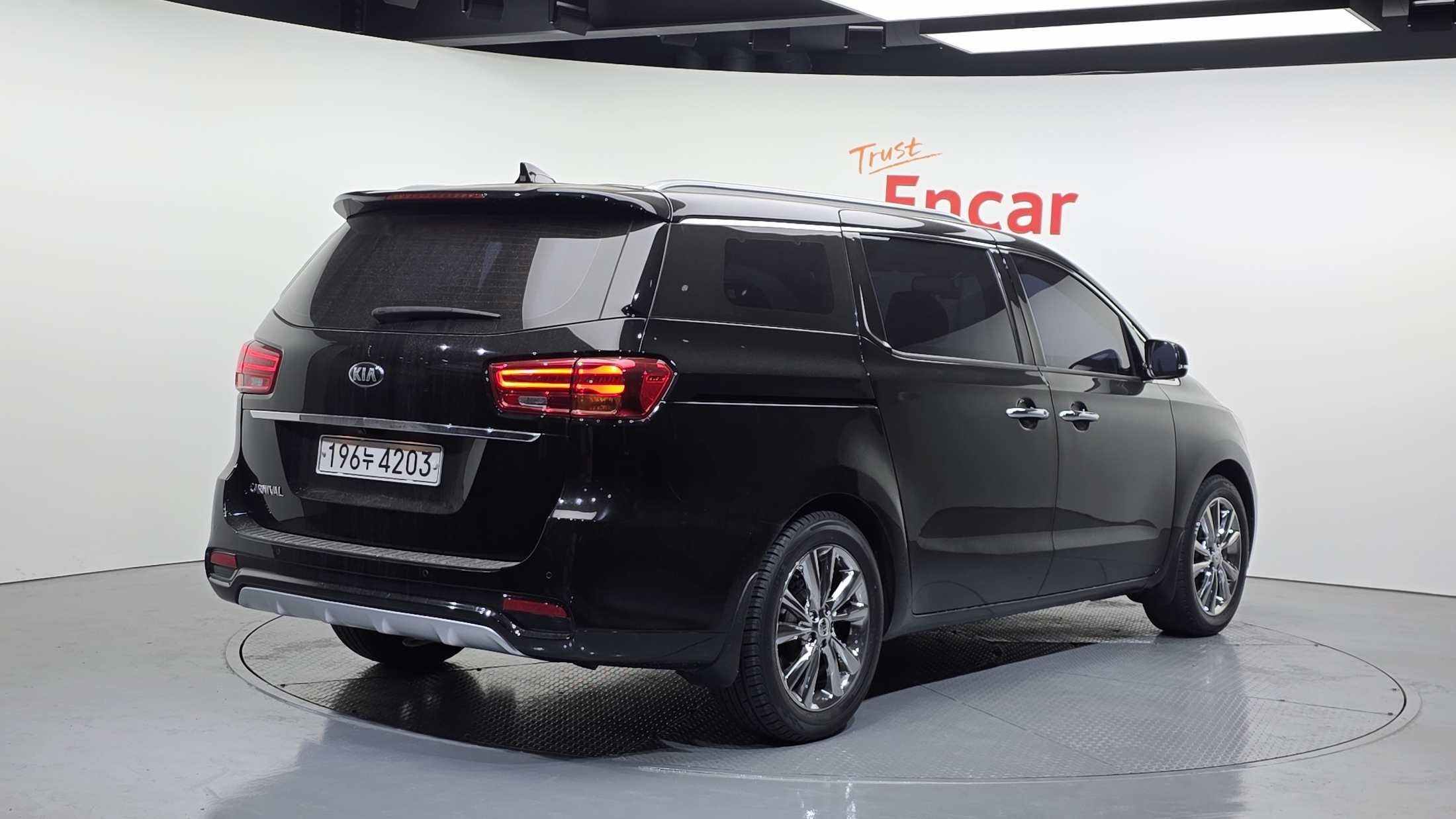 KIA CARNIVAL photo 2