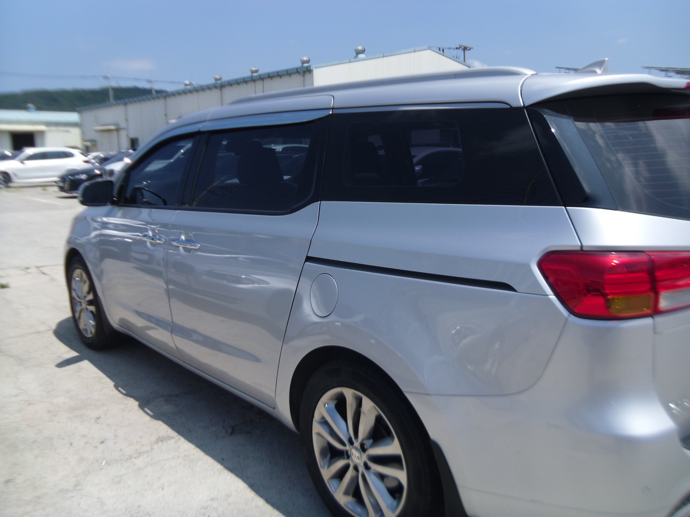 KIA CARNIVAL photo 3
