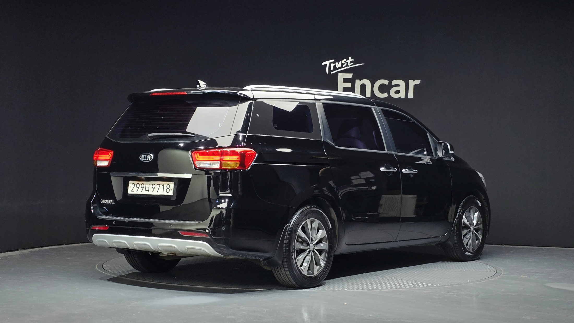 KIA CARNIVAL photo 3