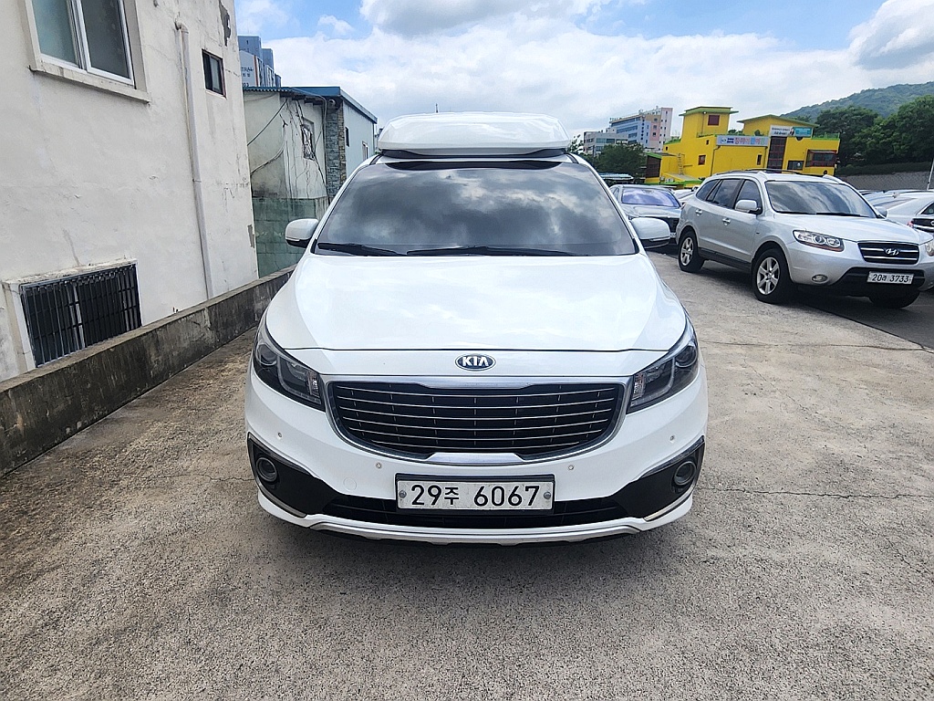KIA CARNIVAL photo 2
