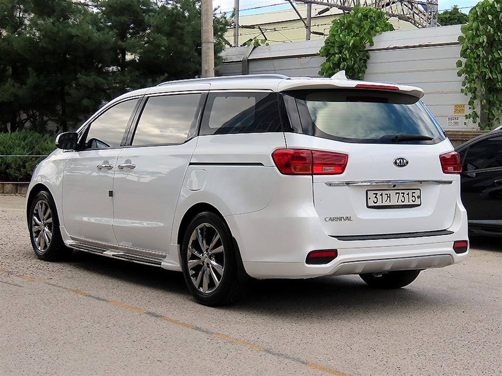 KIA CARNIVAL photo 3