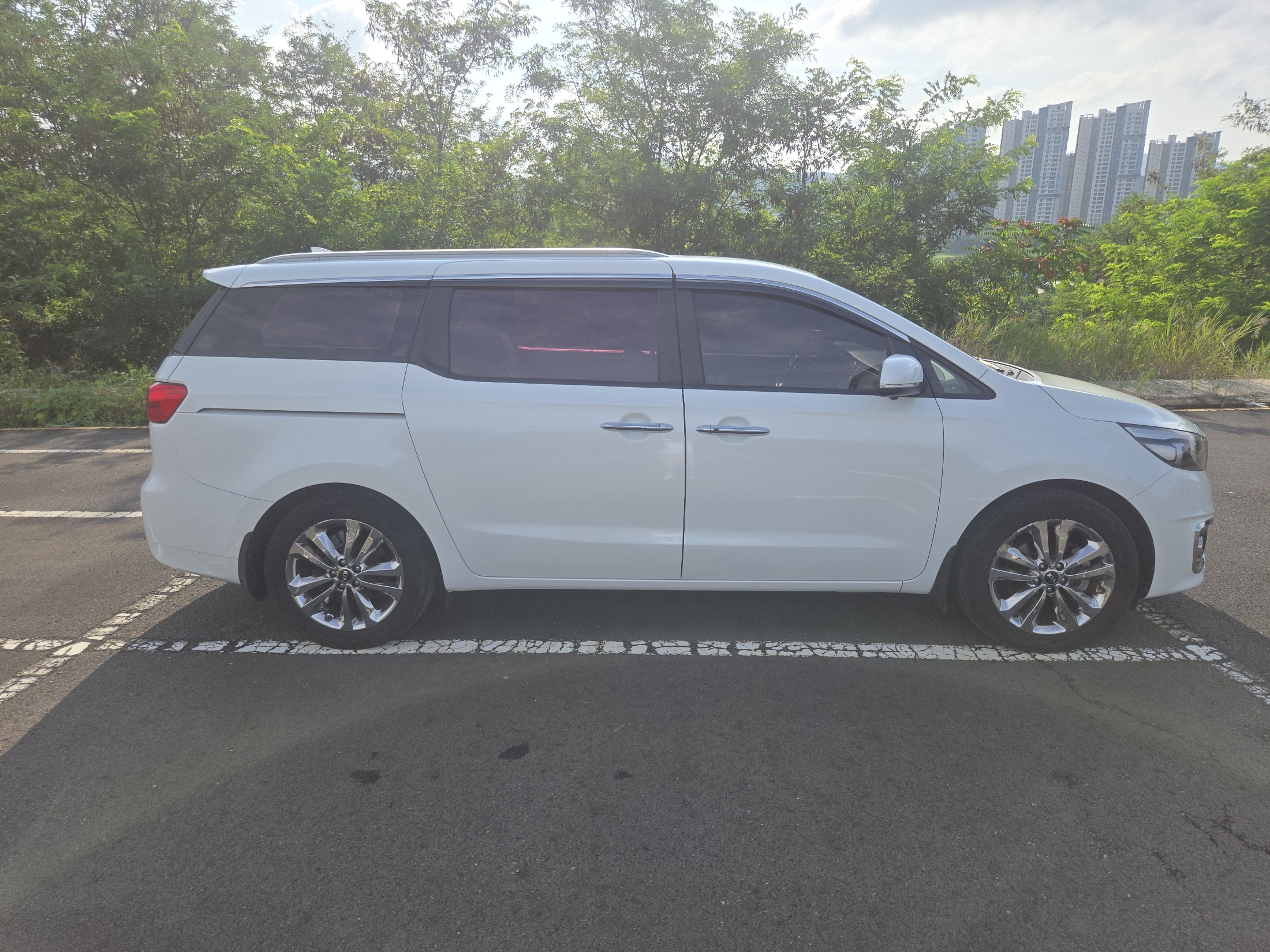 KIA CARNIVAL photo 3