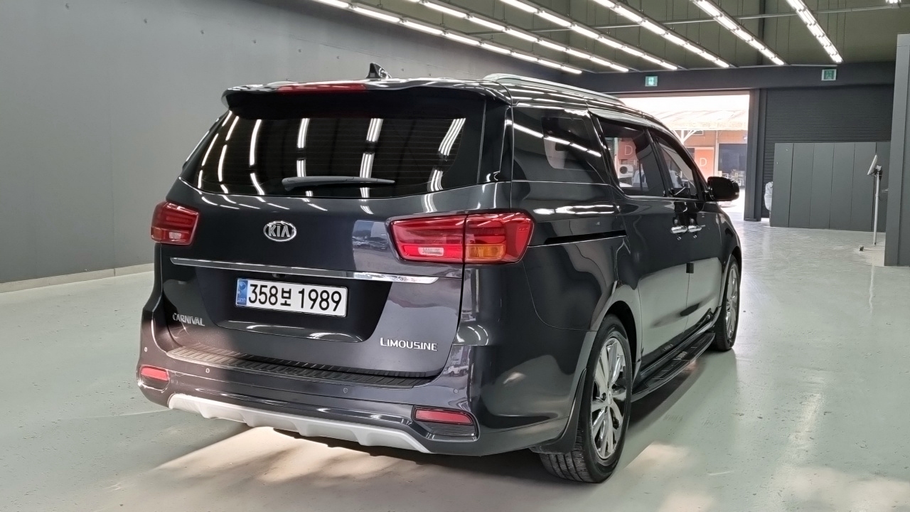 KIA CARNIVAL photo 2