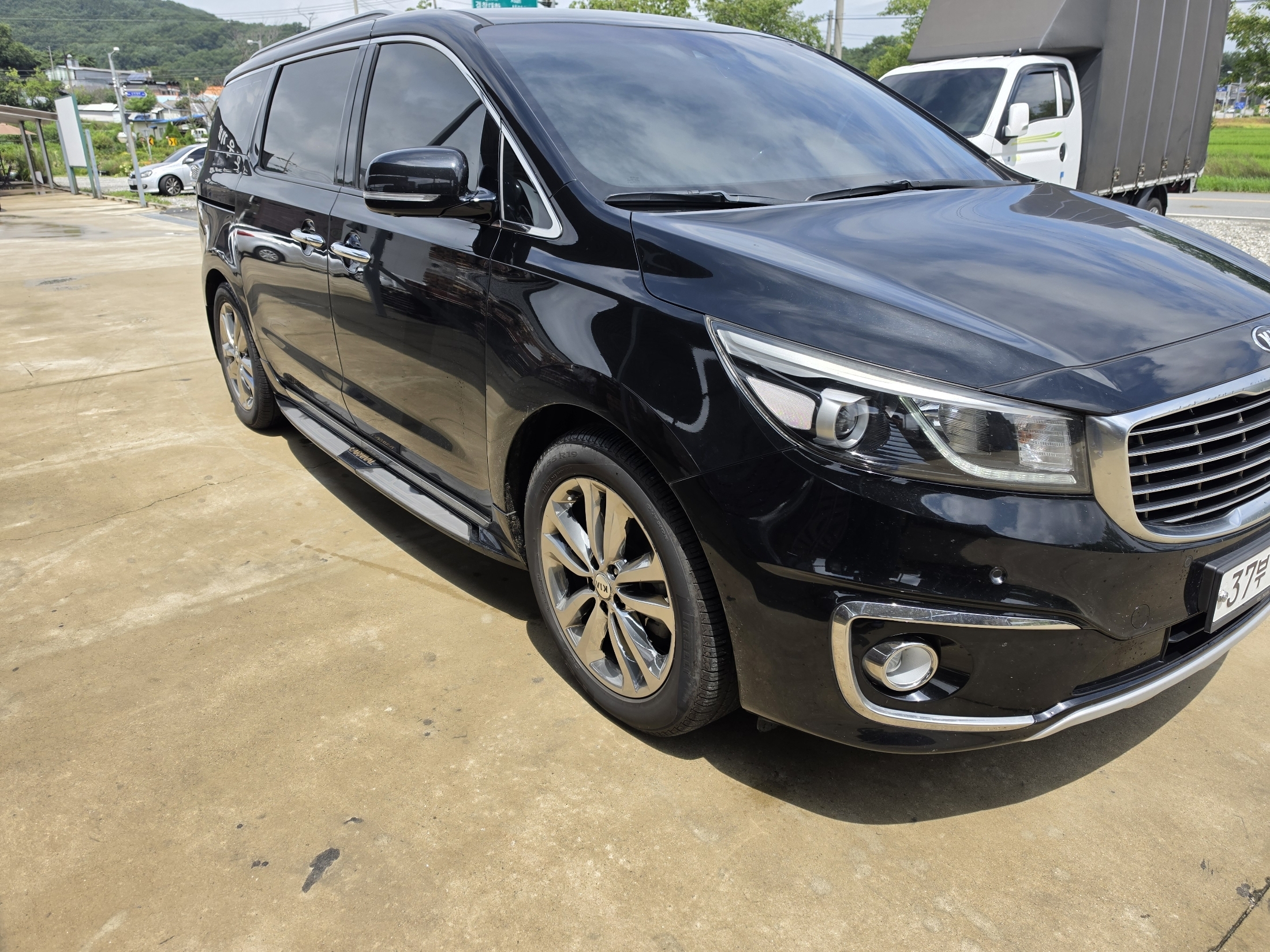 KIA CARNIVAL photo 3