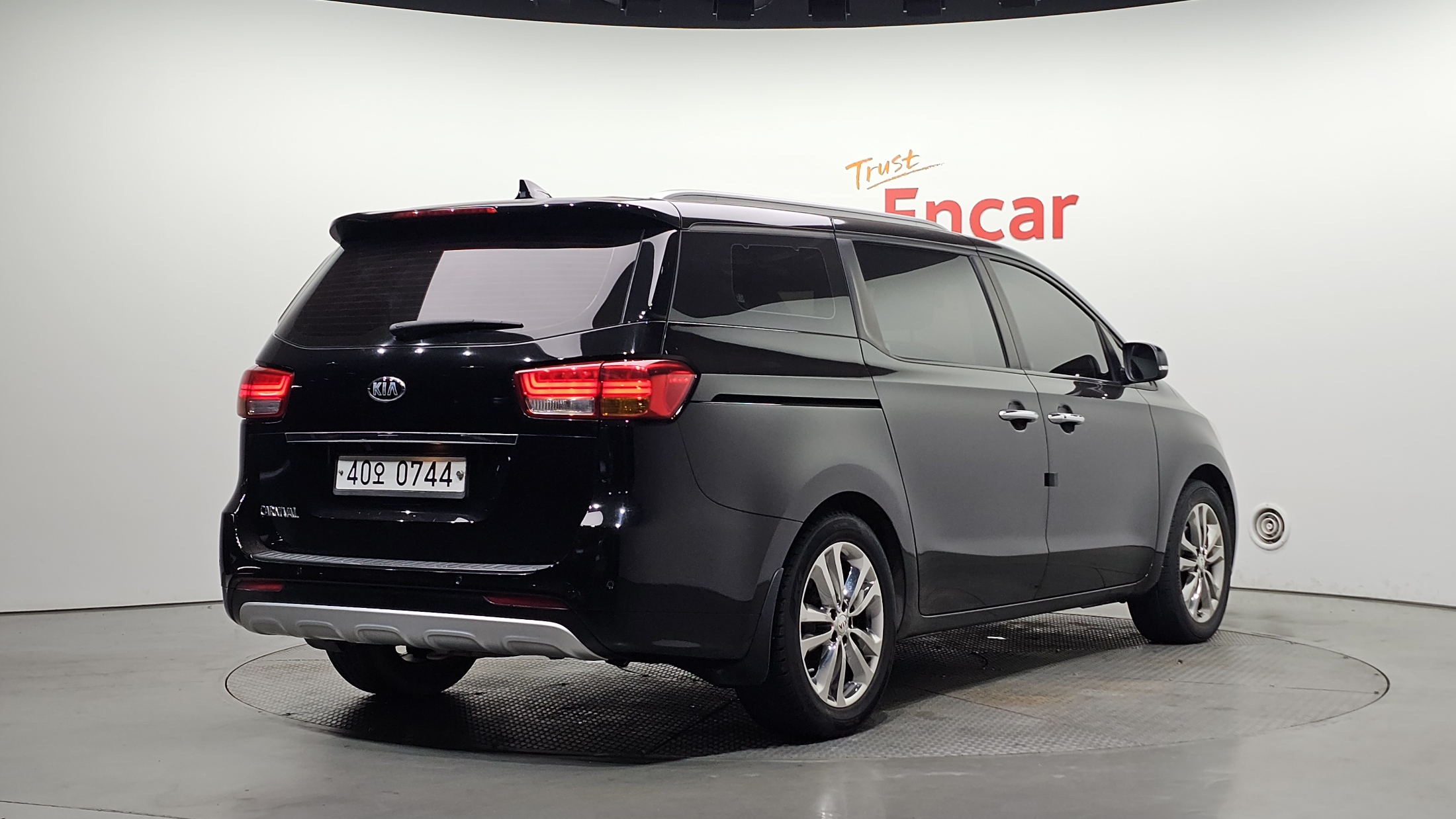 KIA CARNIVAL photo 2