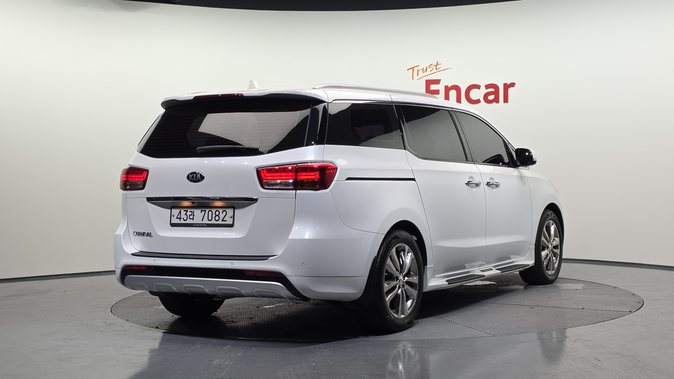 KIA CARNIVAL photo 2