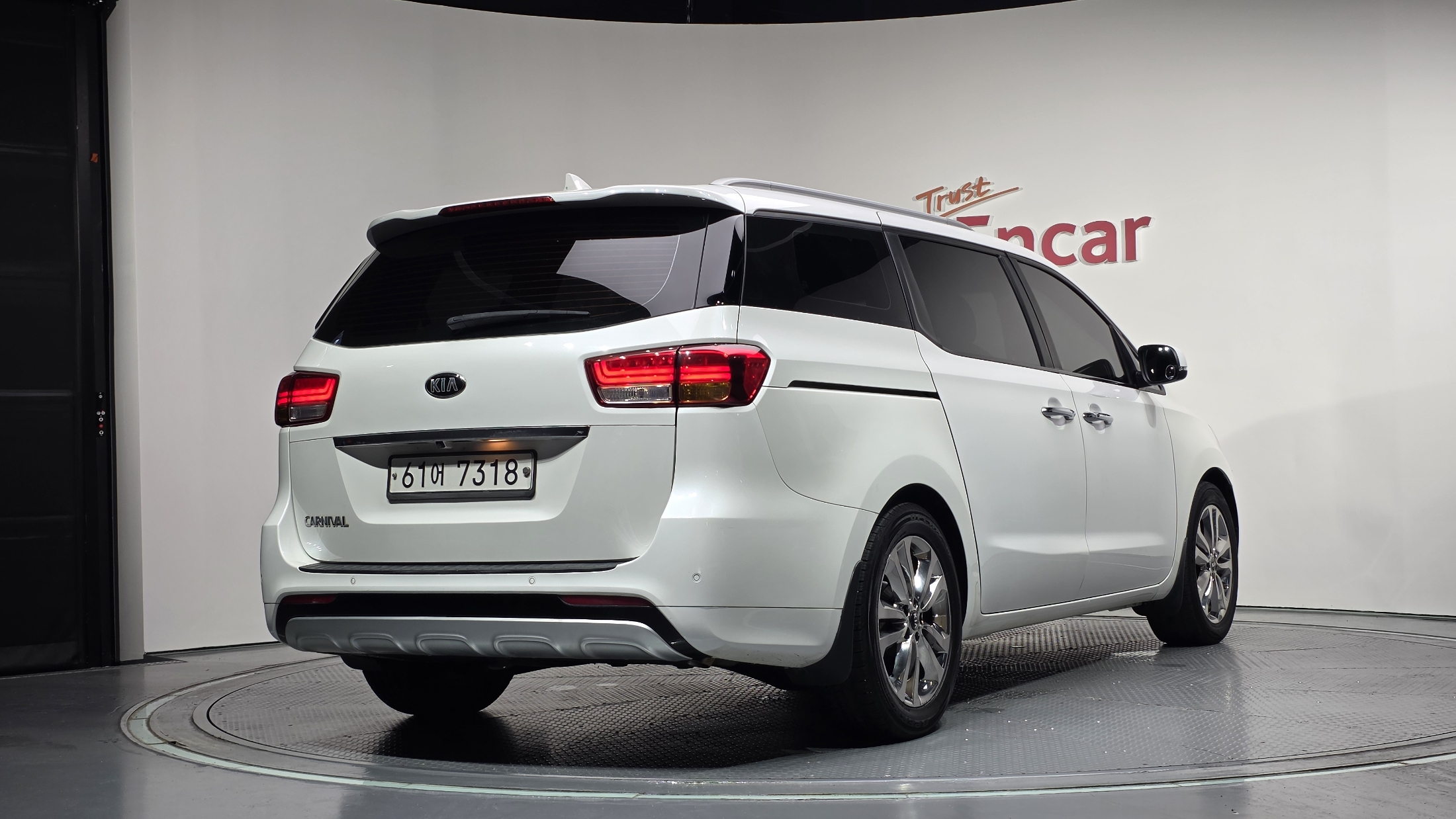 KIA CARNIVAL photo 2