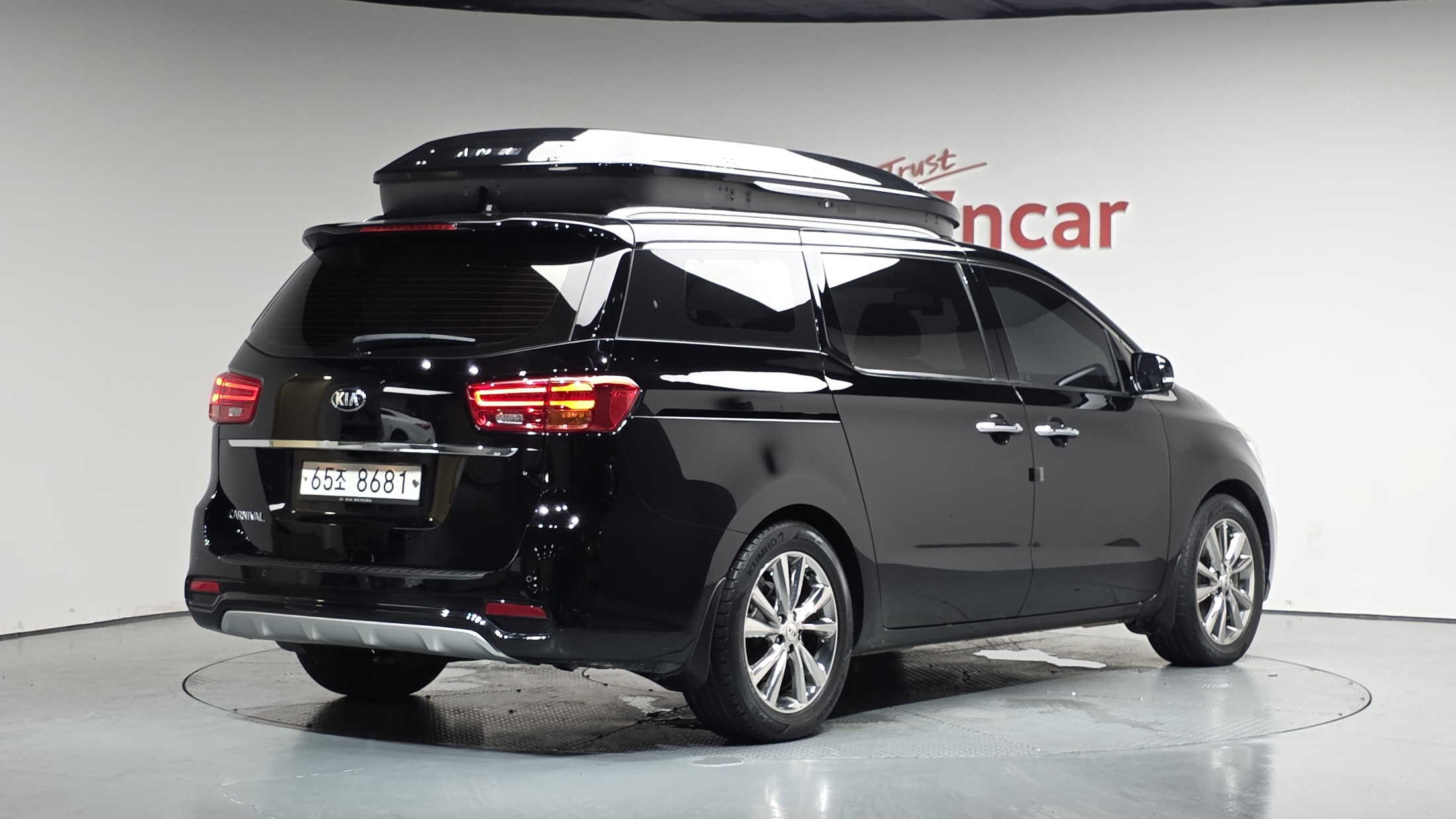 KIA CARNIVAL photo 3
