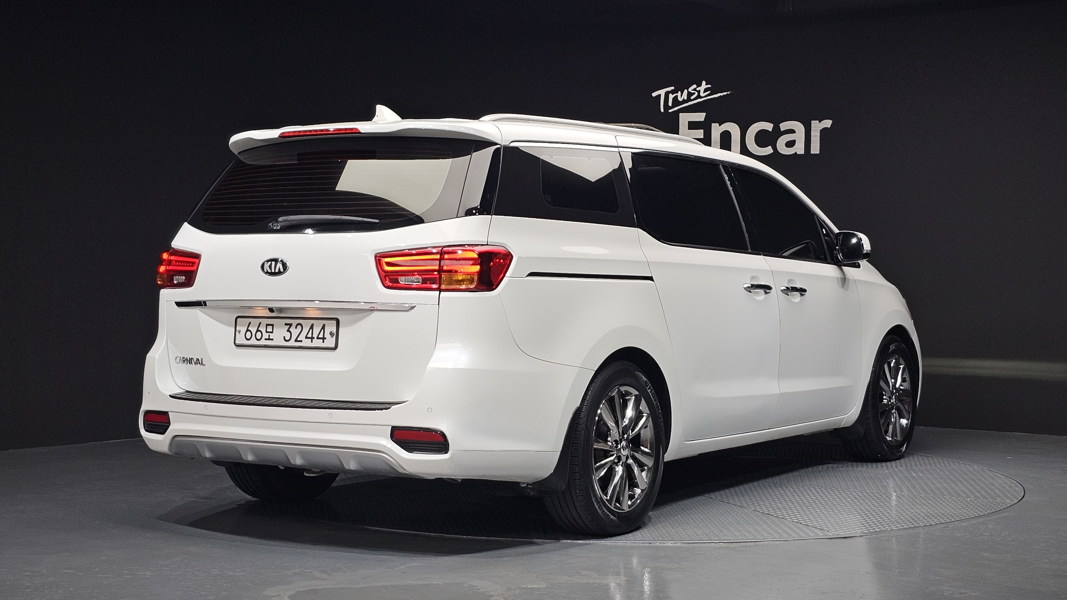 KIA CARNIVAL photo 2