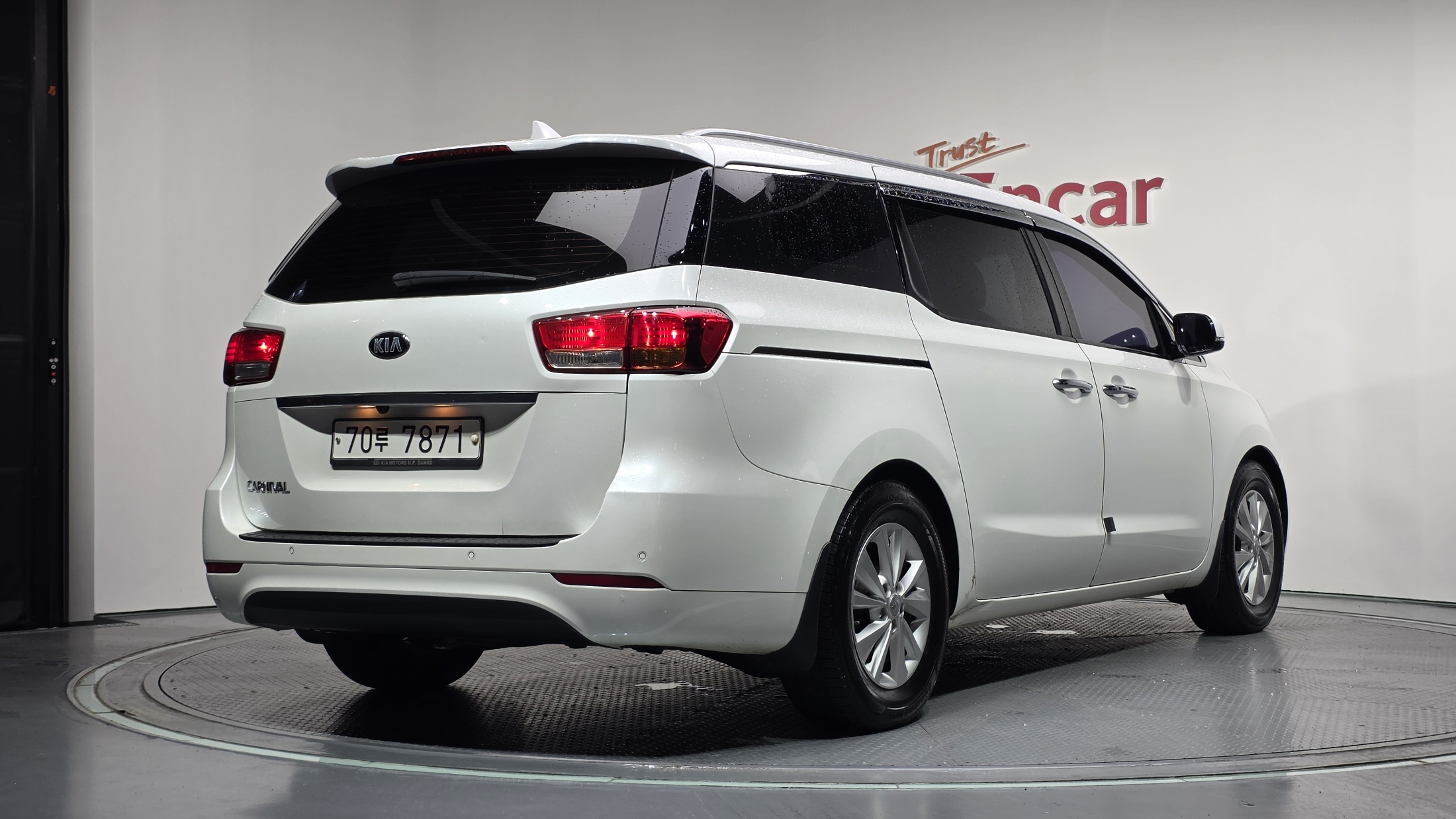 KIA CARNIVAL photo 2
