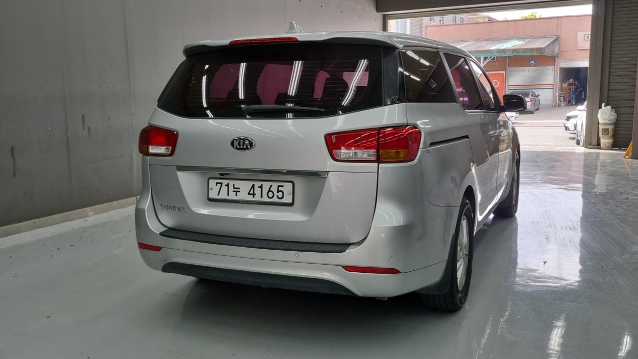 KIA CARNIVAL photo 2