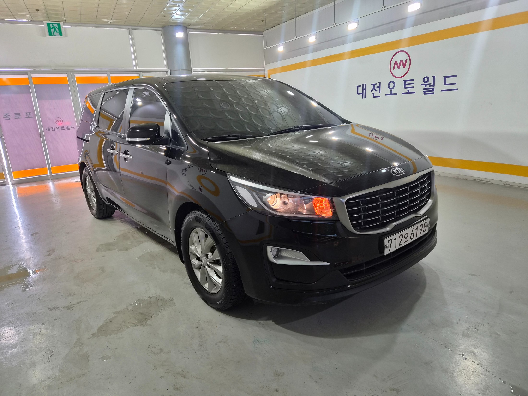 KIA CARNIVAL photo 3