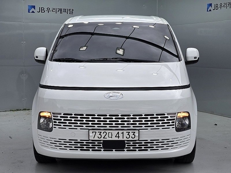 Mazda Bongo front view