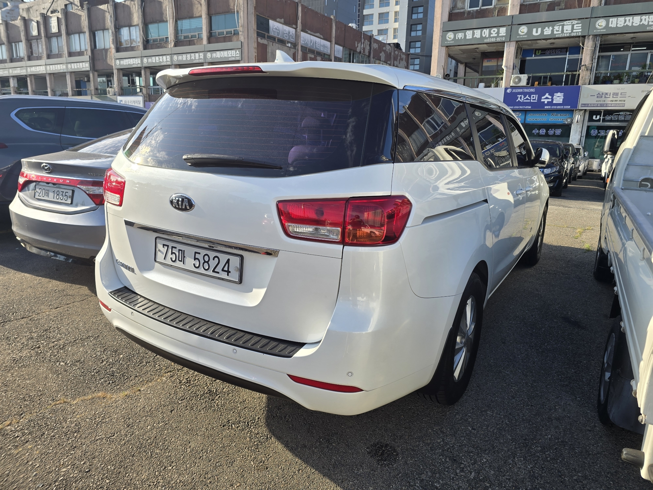 KIA CARNIVAL photo 2