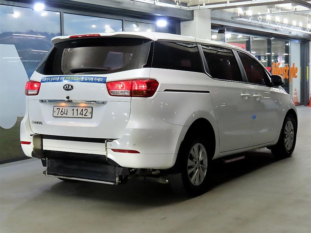 KIA CARNIVAL photo 2