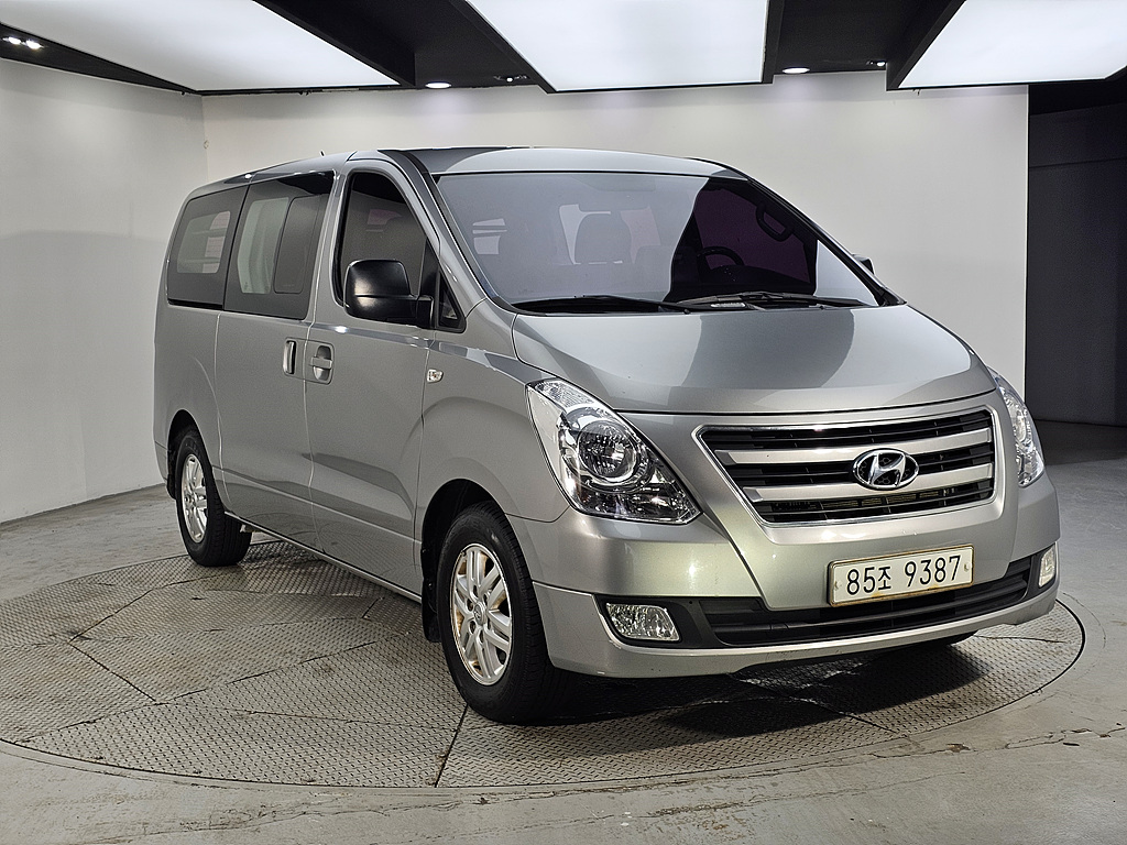 Mazda Bongo front view