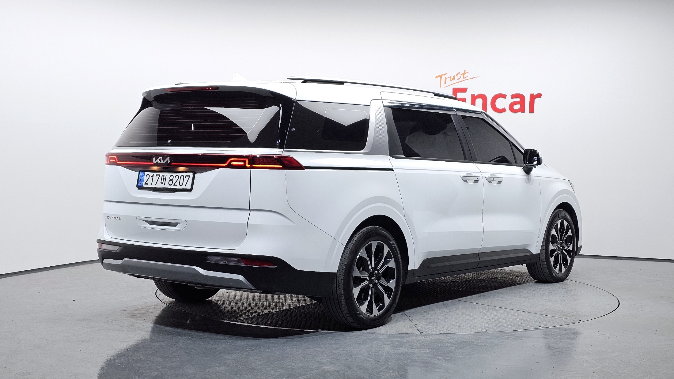 KIA CARNIVAL photo 2
