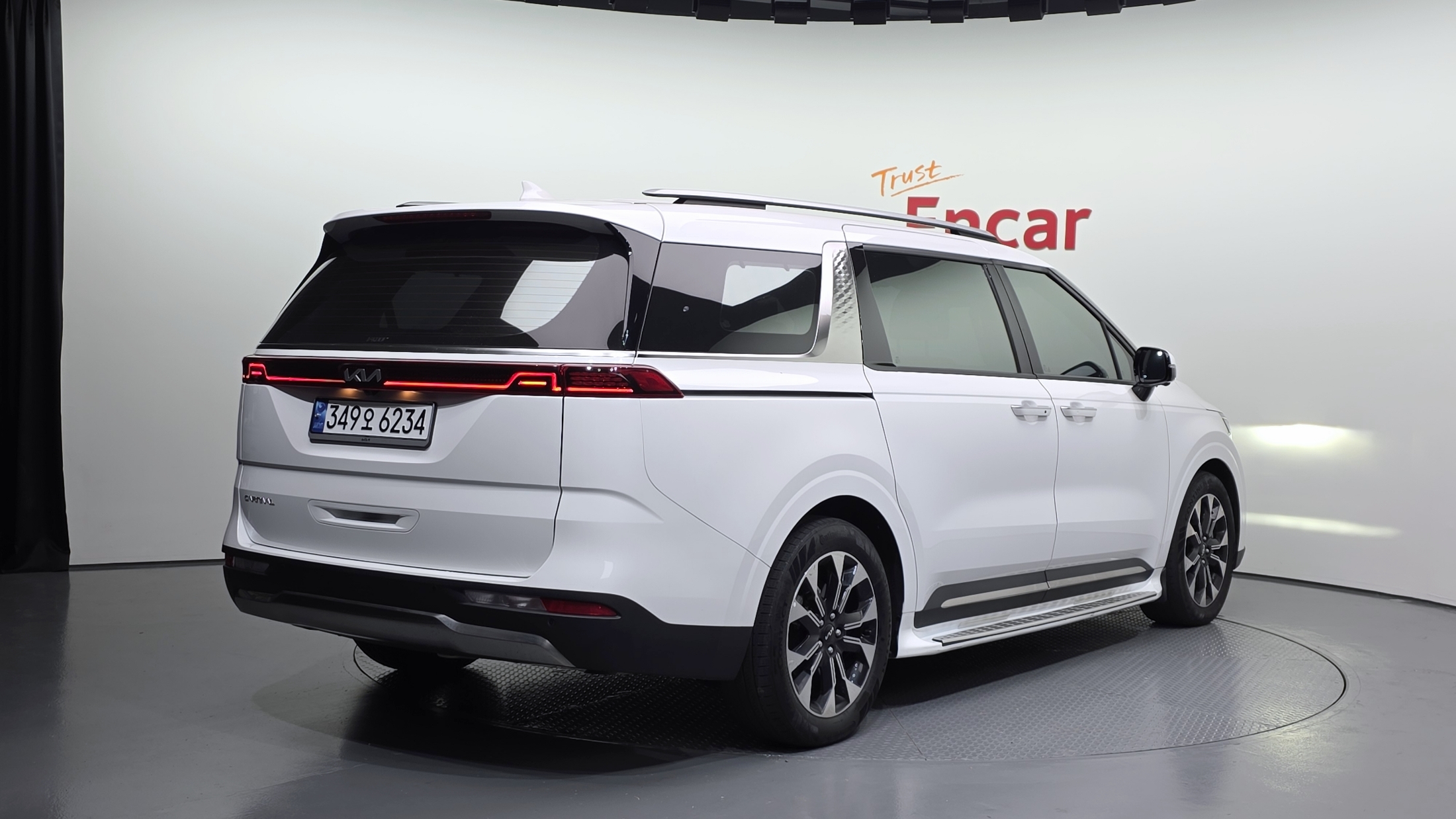 KIA CARNIVAL photo 2