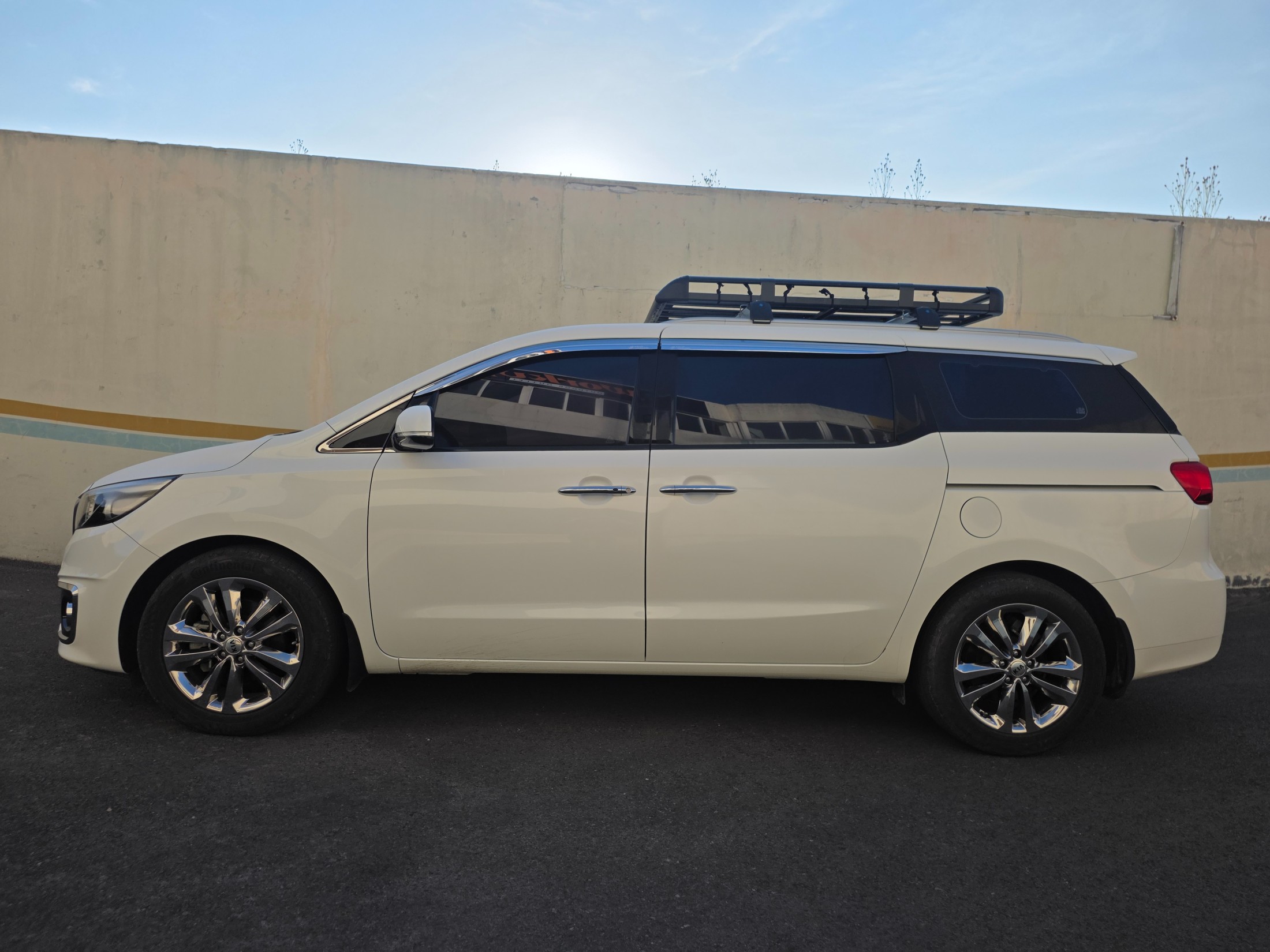 KIA CARNIVAL photo 3