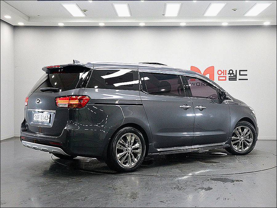 KIA CARNIVAL photo 3