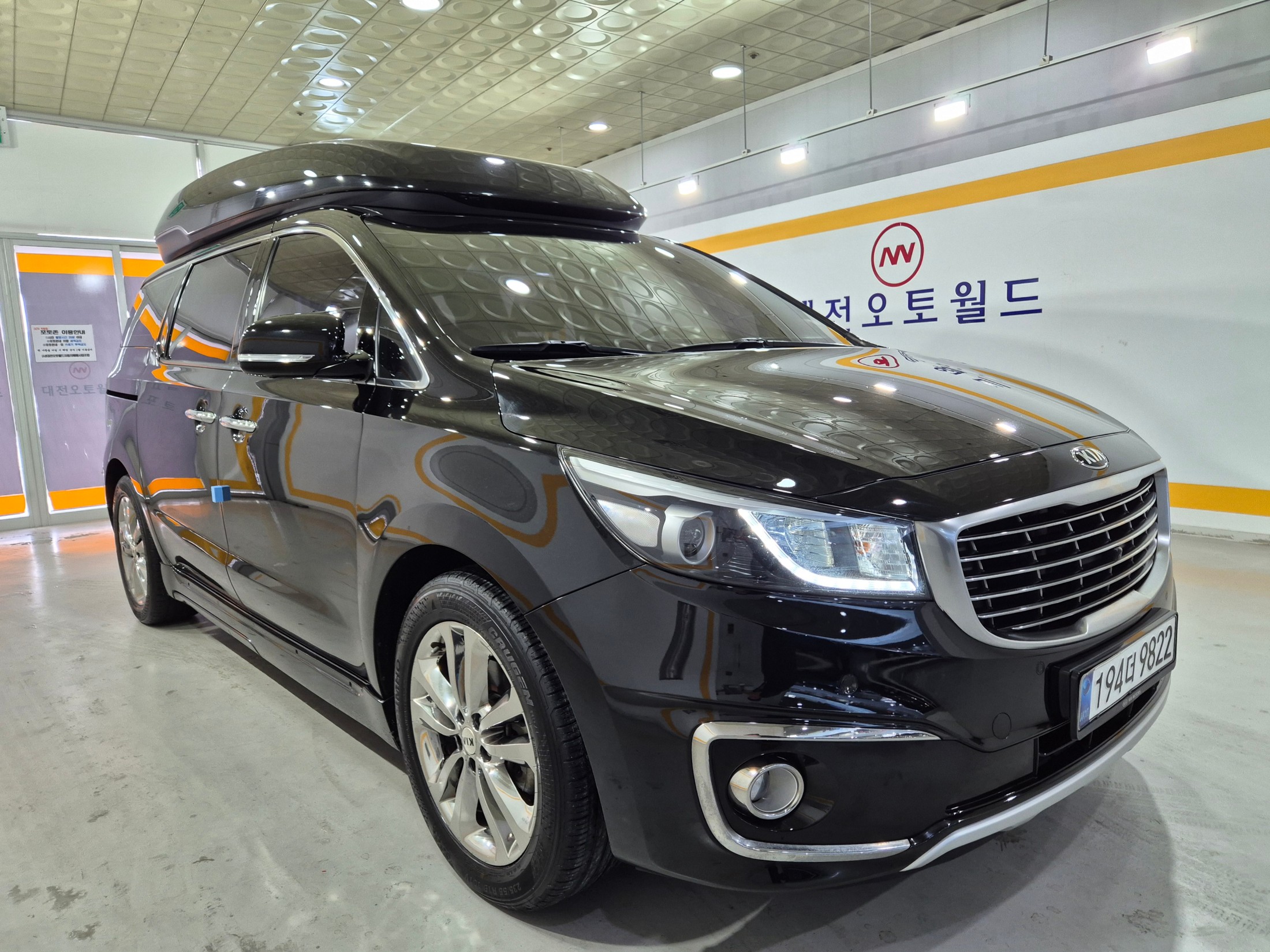 KIA CARNIVAL photo 2