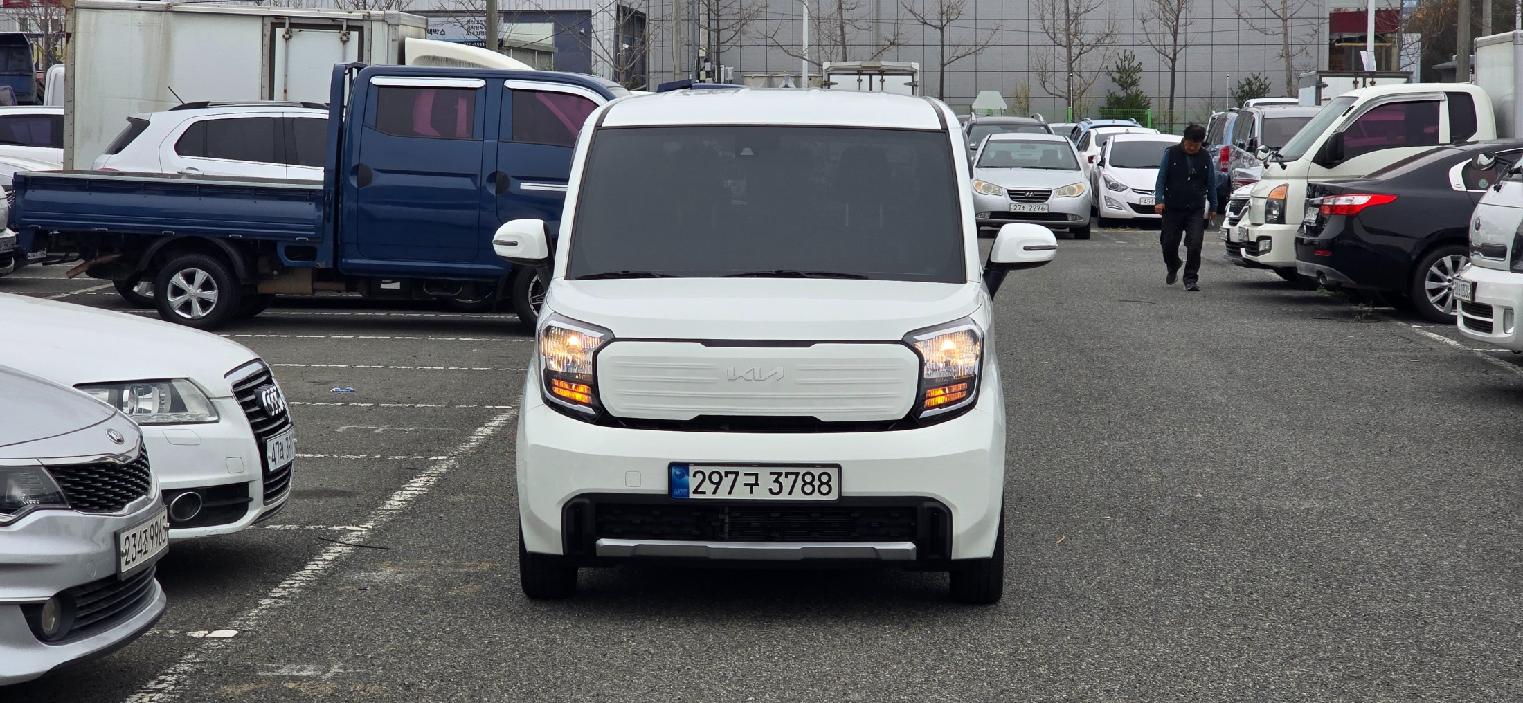 Mazda Bongo rear view