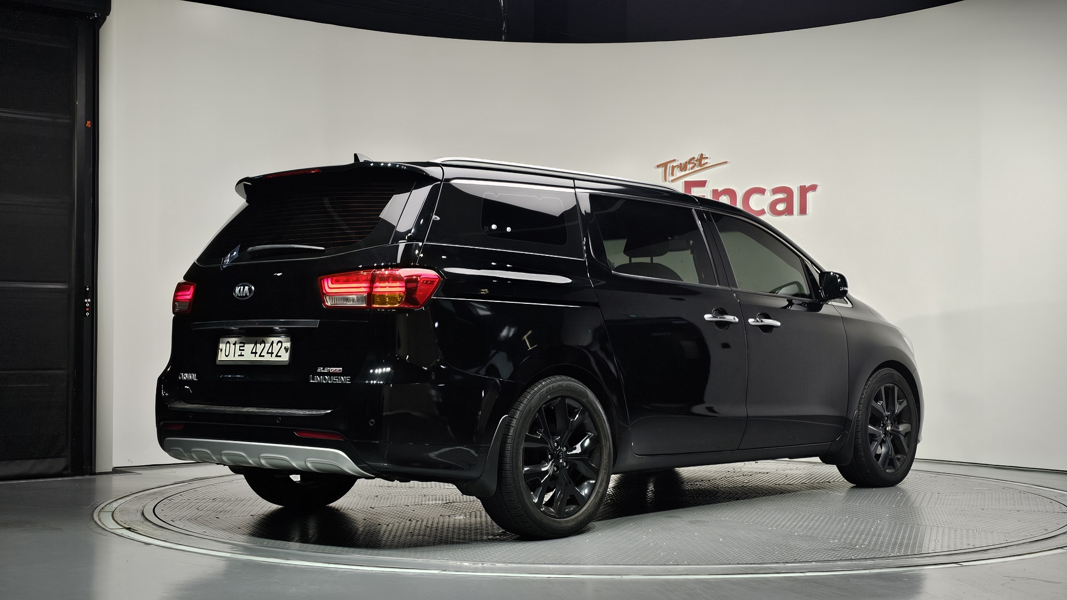 KIA CARNIVAL photo 2