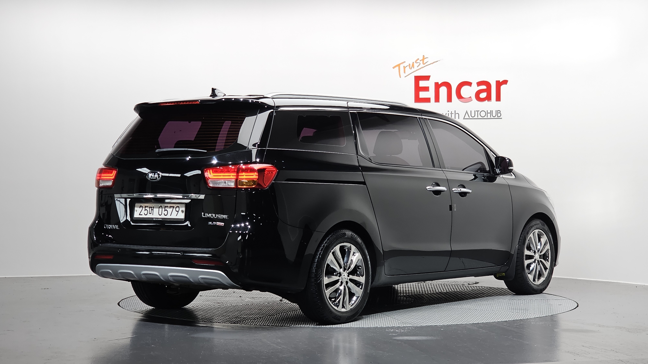 KIA CARNIVAL photo 2