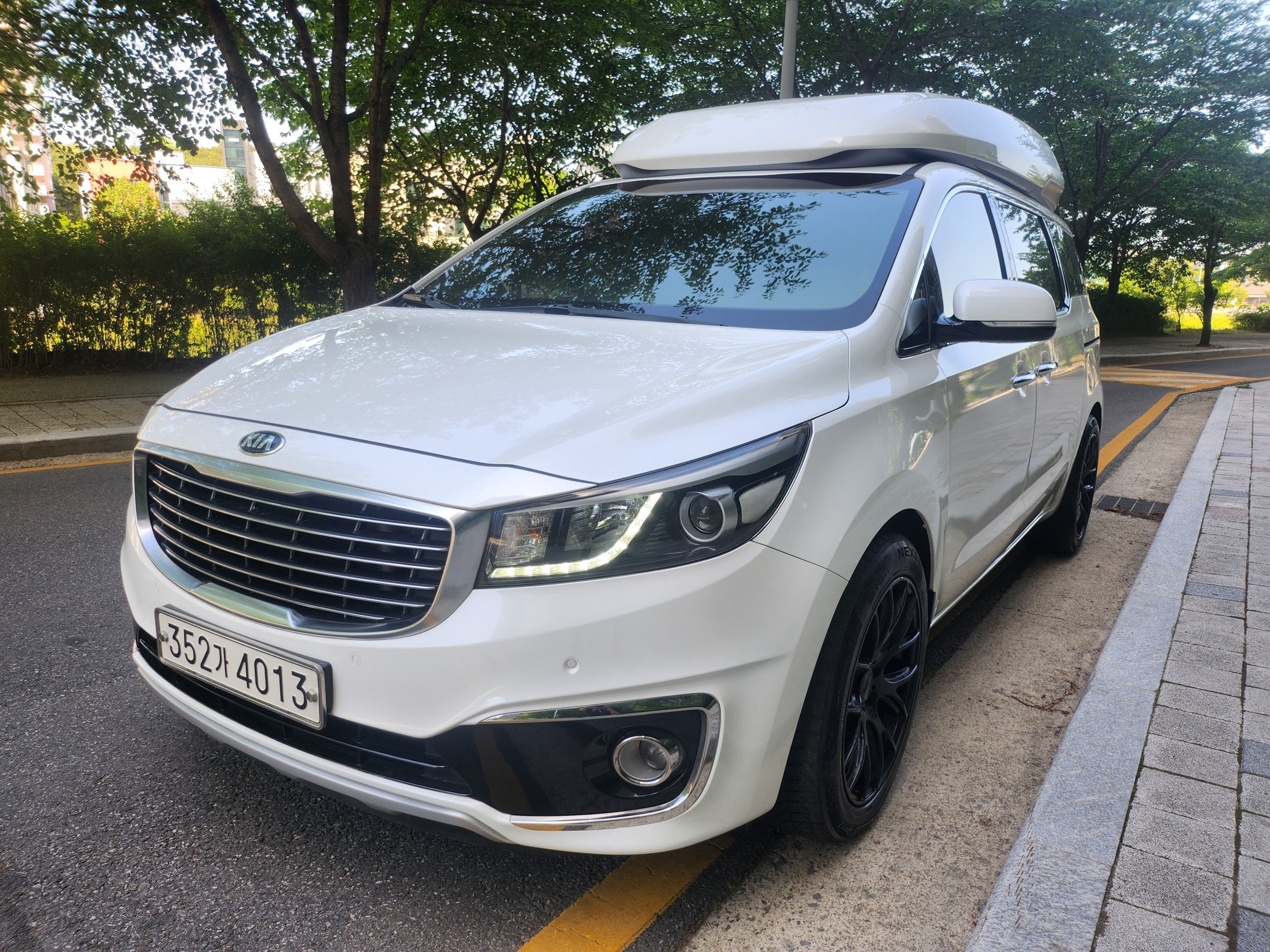 KIA CARNIVAL photo 2