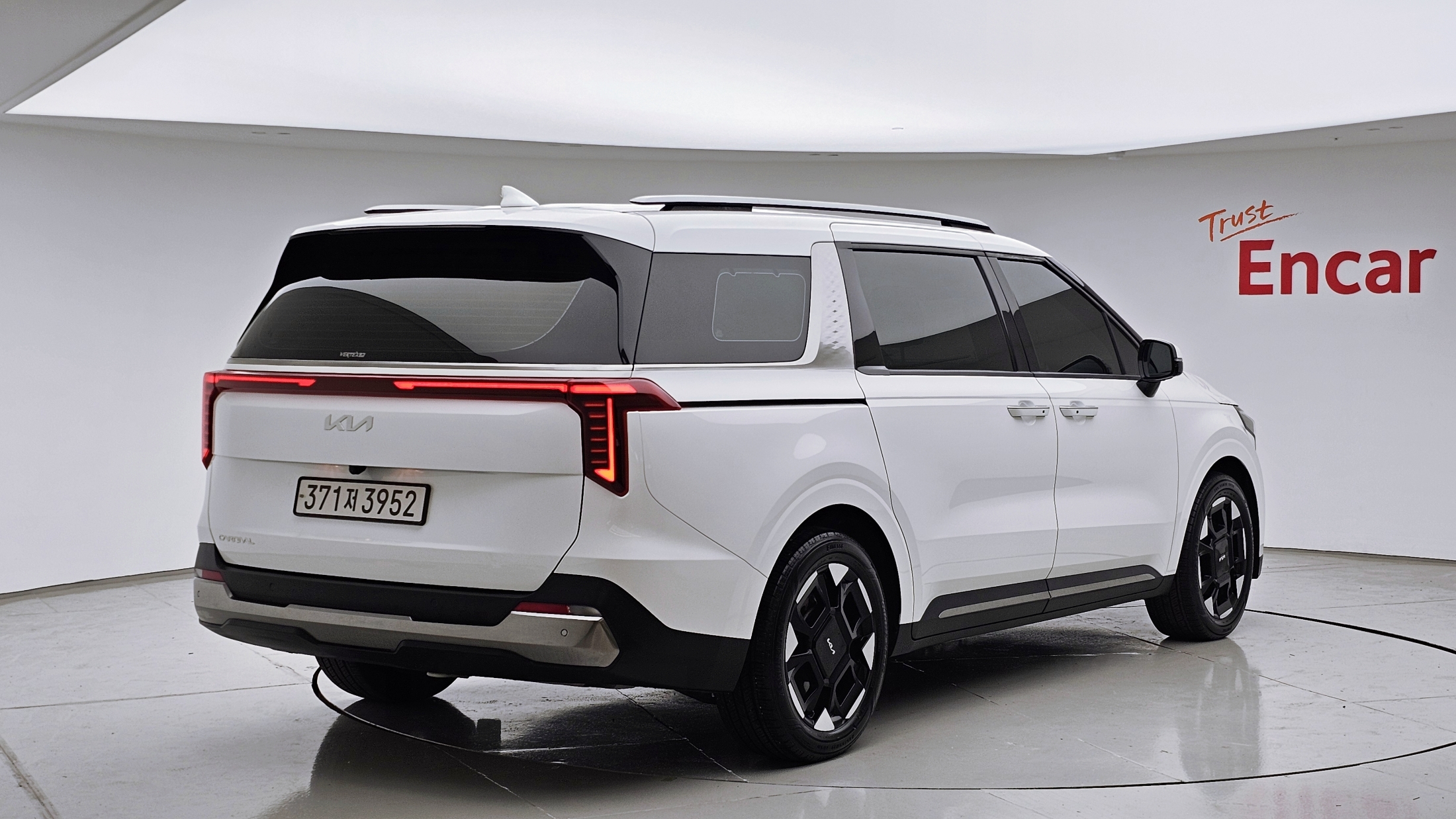 KIA CARNIVAL photo 2