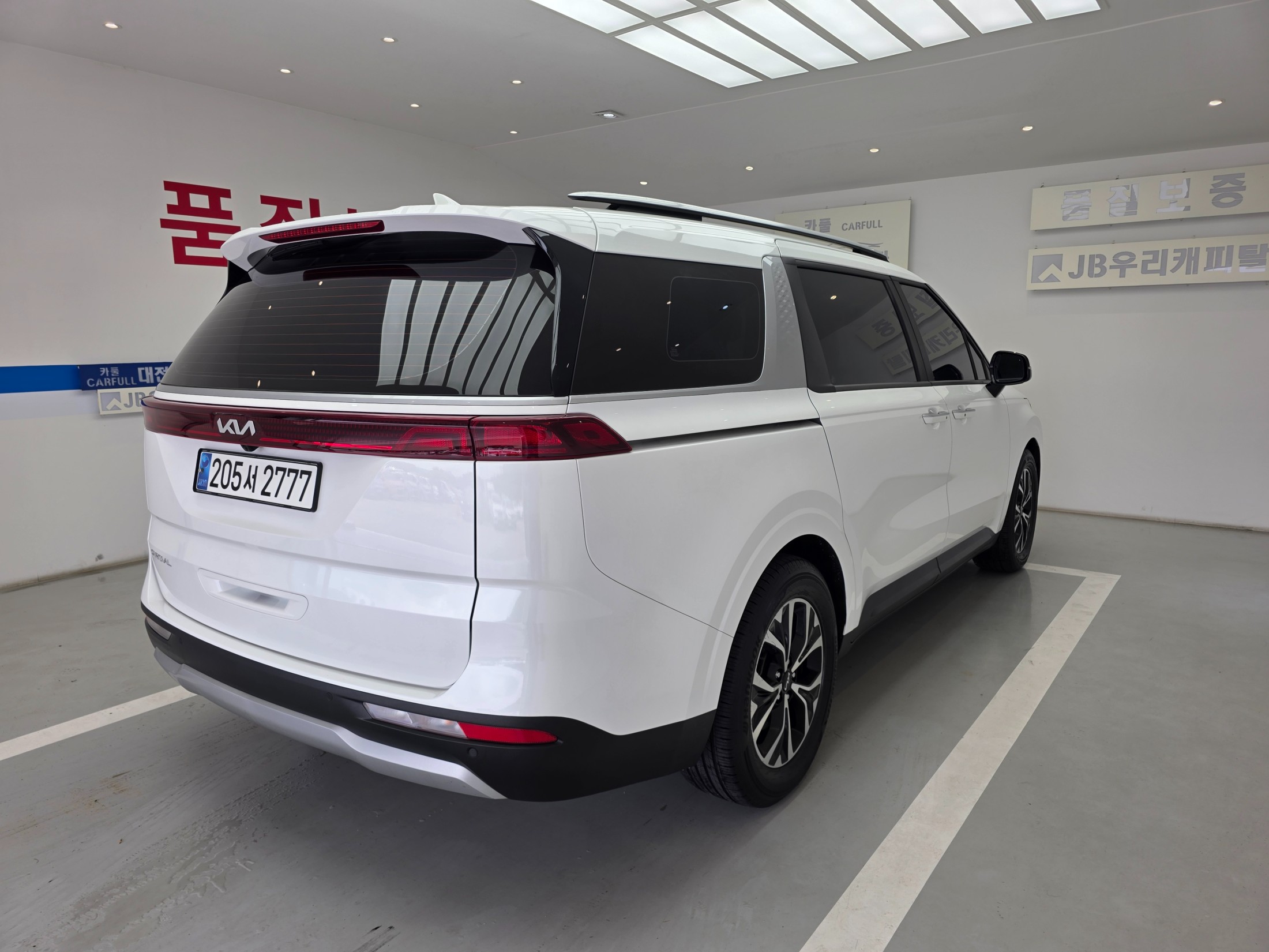 KIA CARNIVAL photo 3