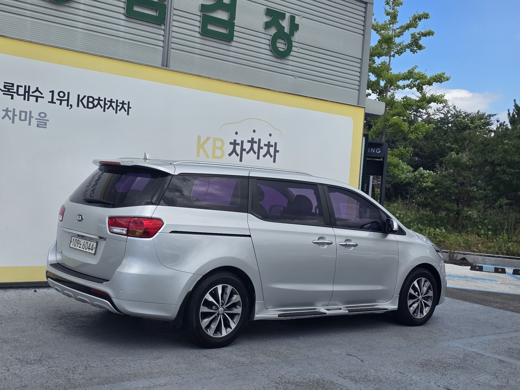 KIA CARNIVAL photo 2