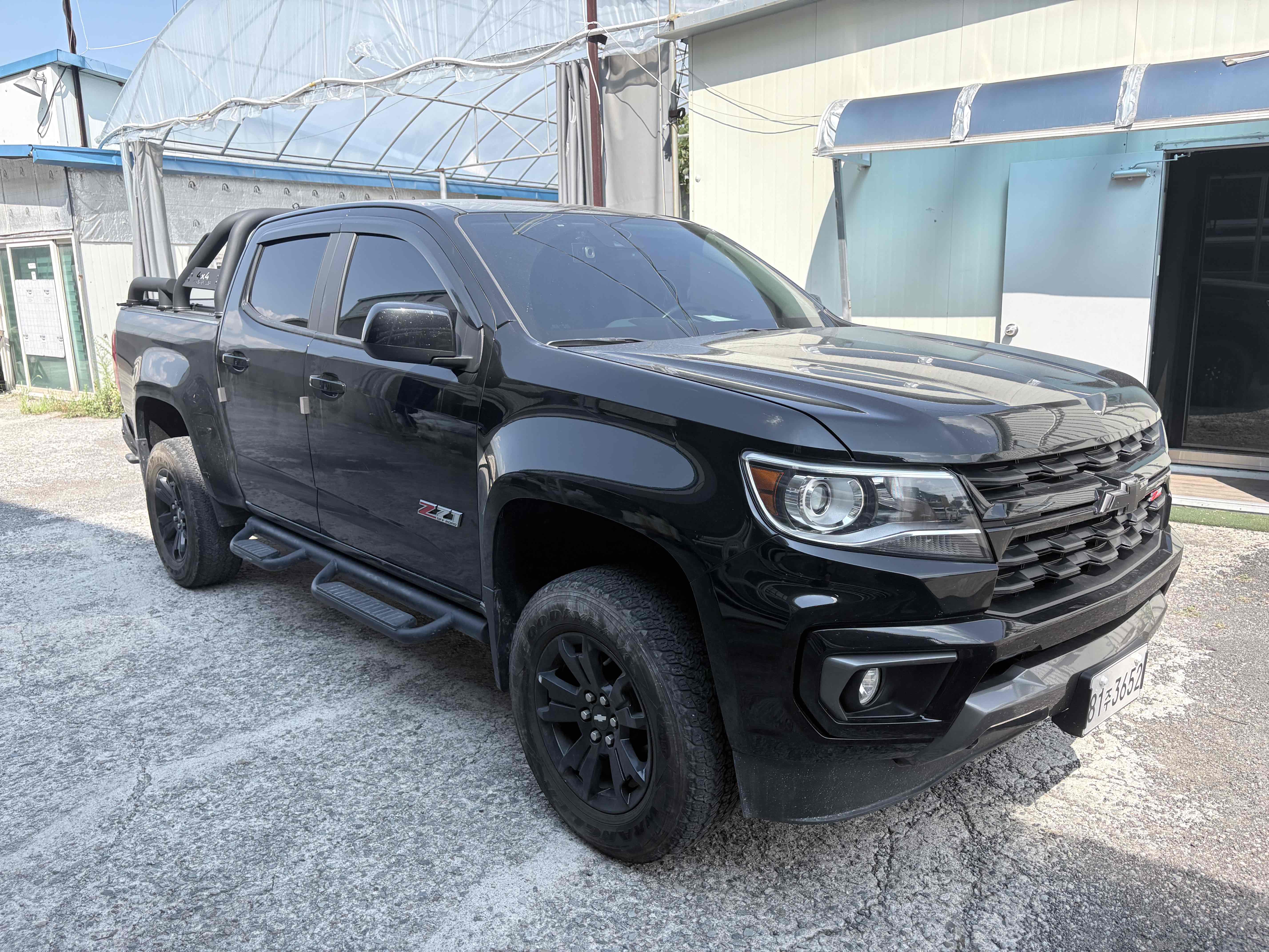 CHEVROLET COLORADO photo 2