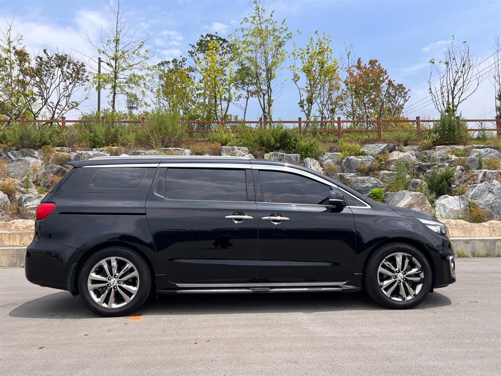 KIA CARNIVAL photo 3