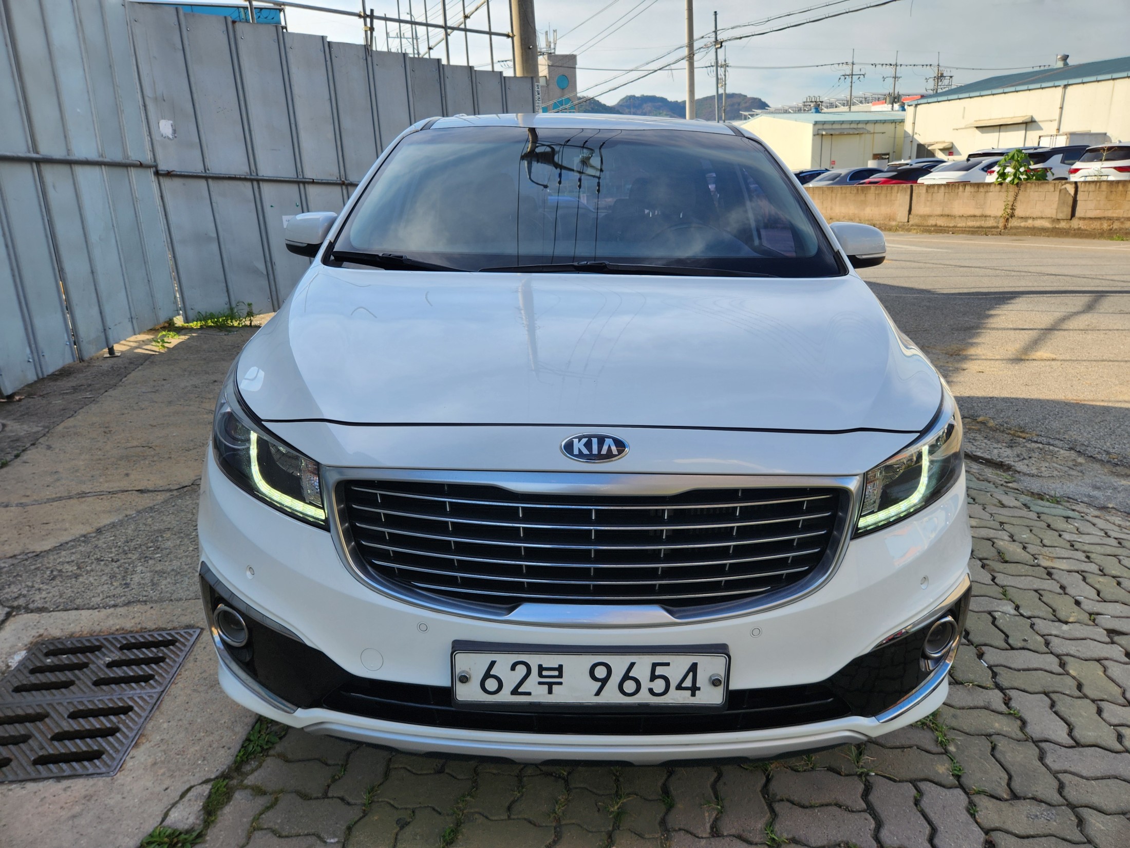 KIA CARNIVAL photo 2