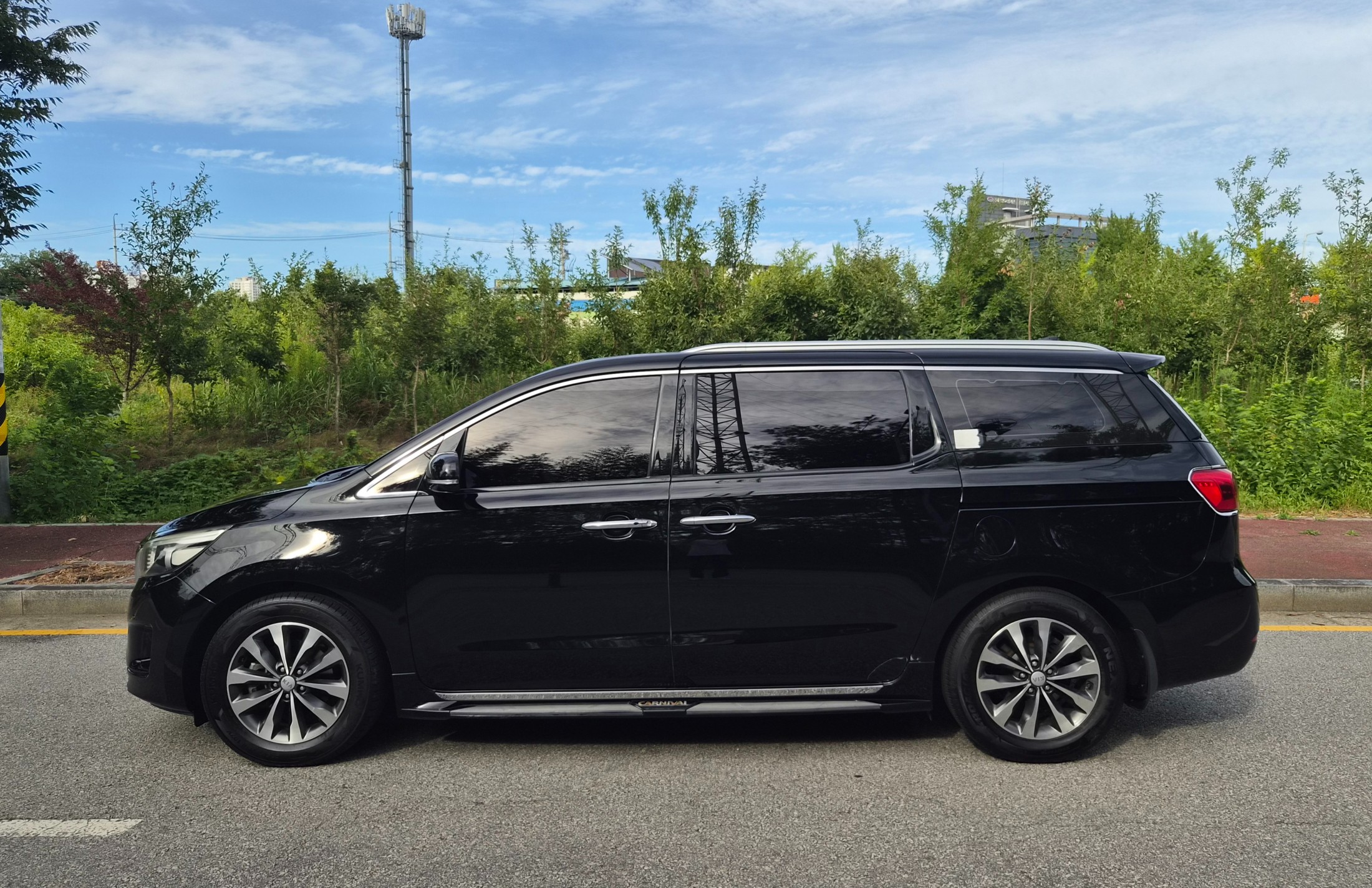 KIA CARNIVAL photo 3