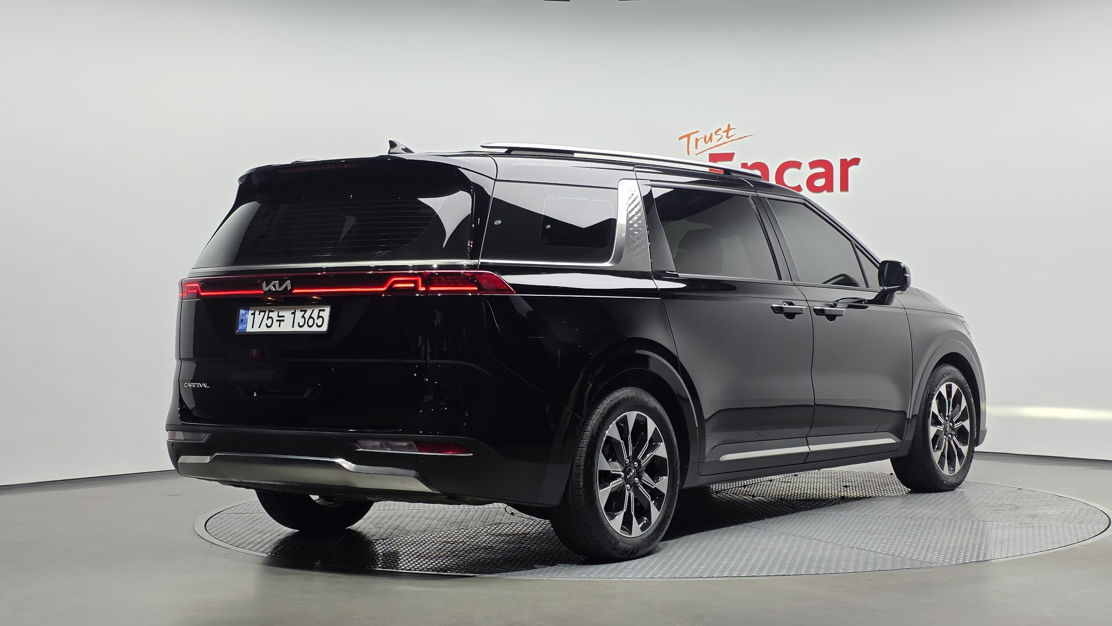 KIA CARNIVAL photo 2