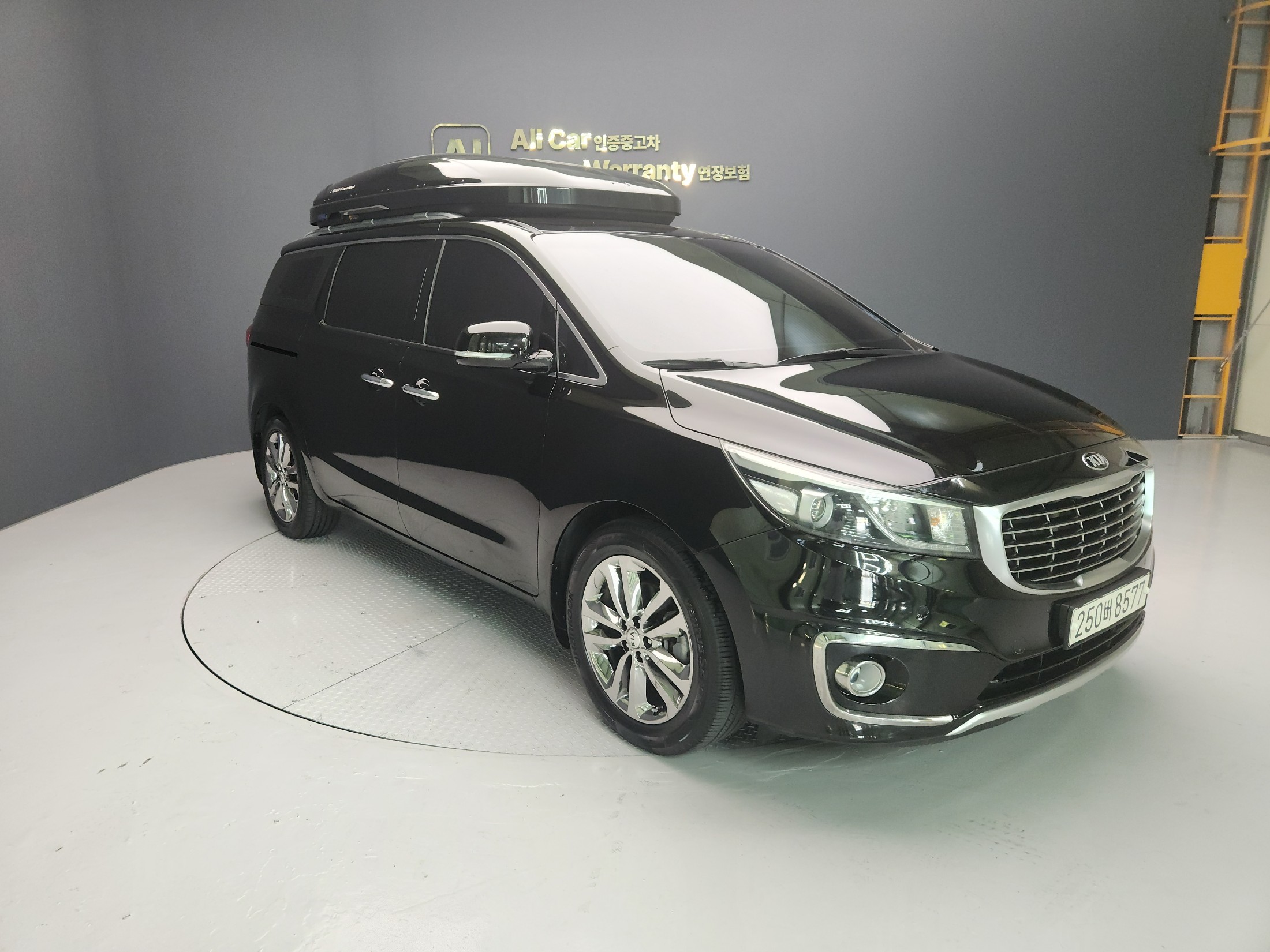 KIA CARNIVAL photo 3