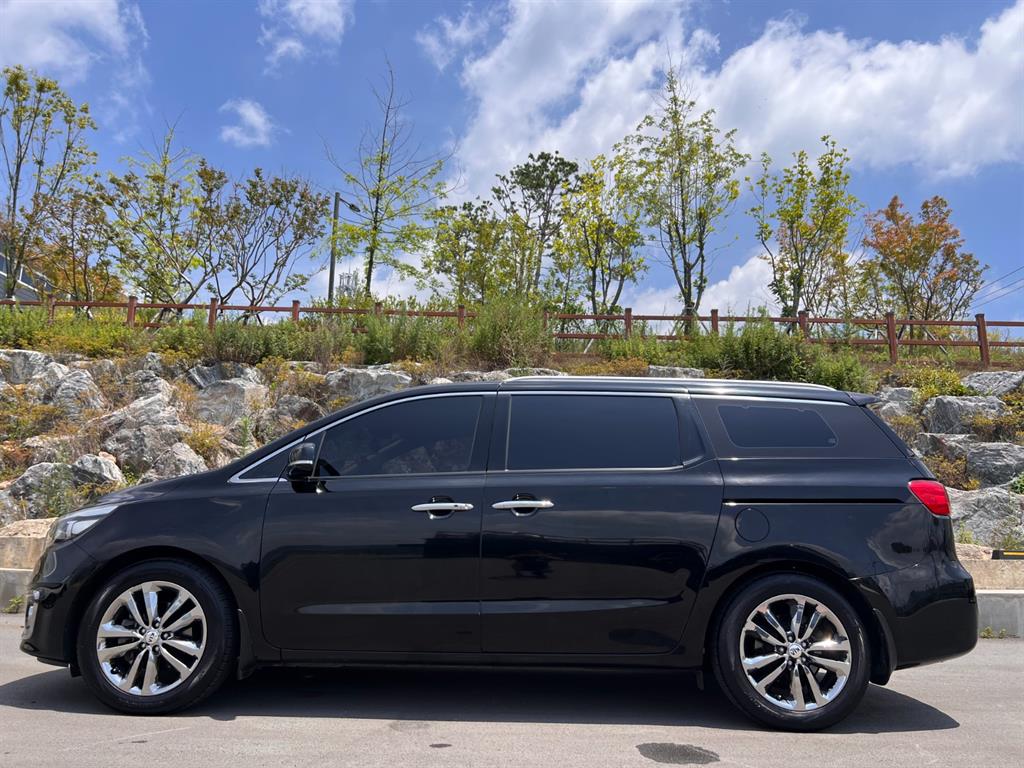 KIA CARNIVAL photo 3