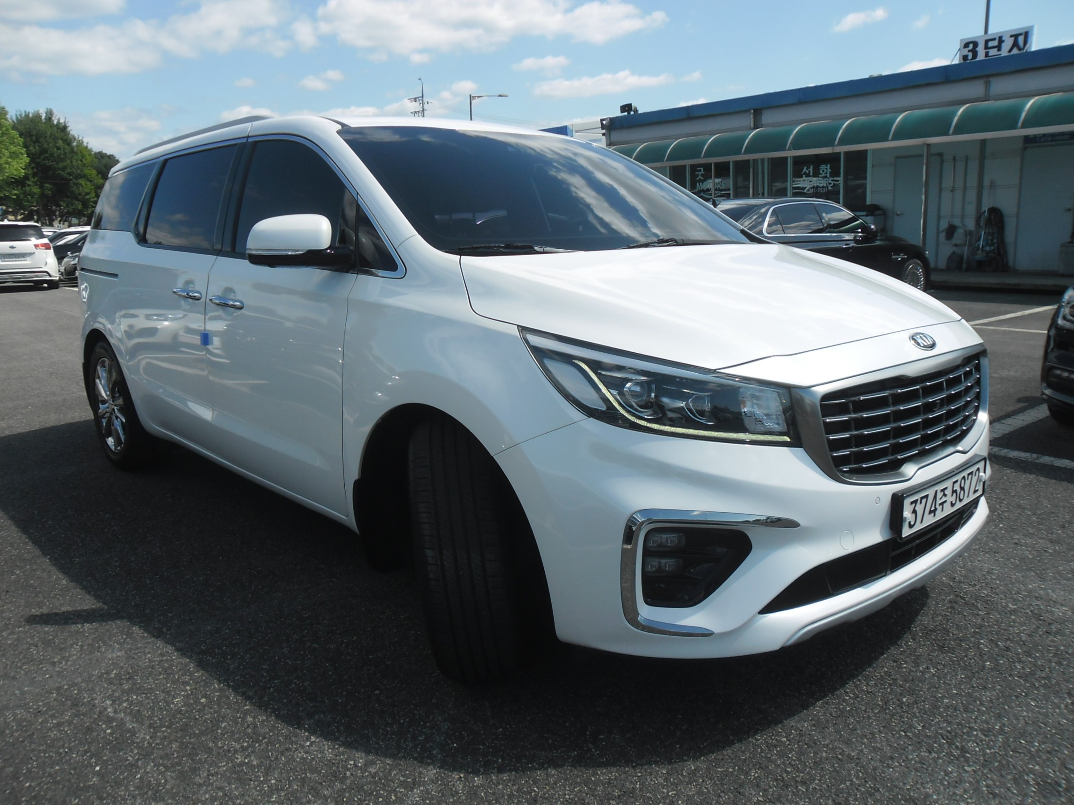 KIA CARNIVAL photo 2