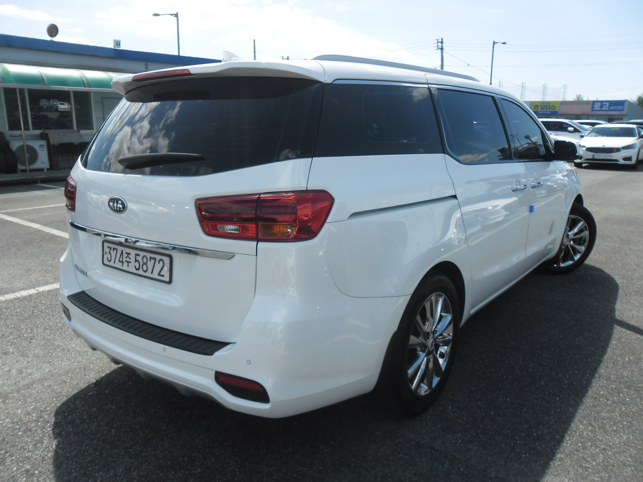 KIA CARNIVAL photo 3