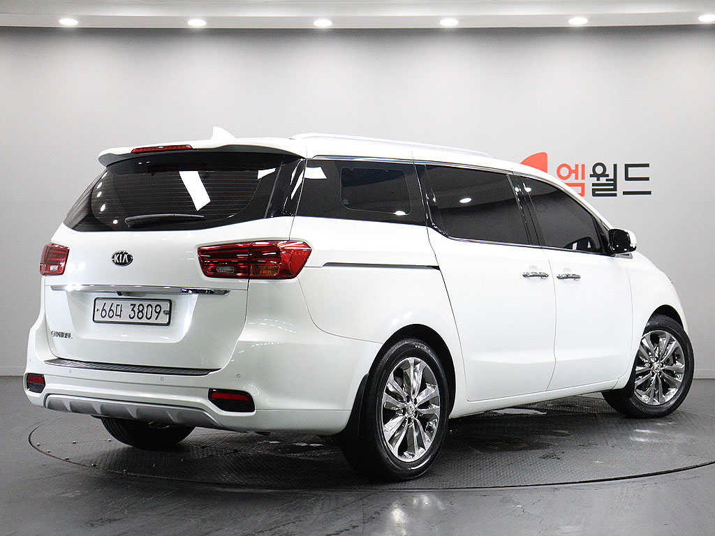 KIA CARNIVAL photo 3