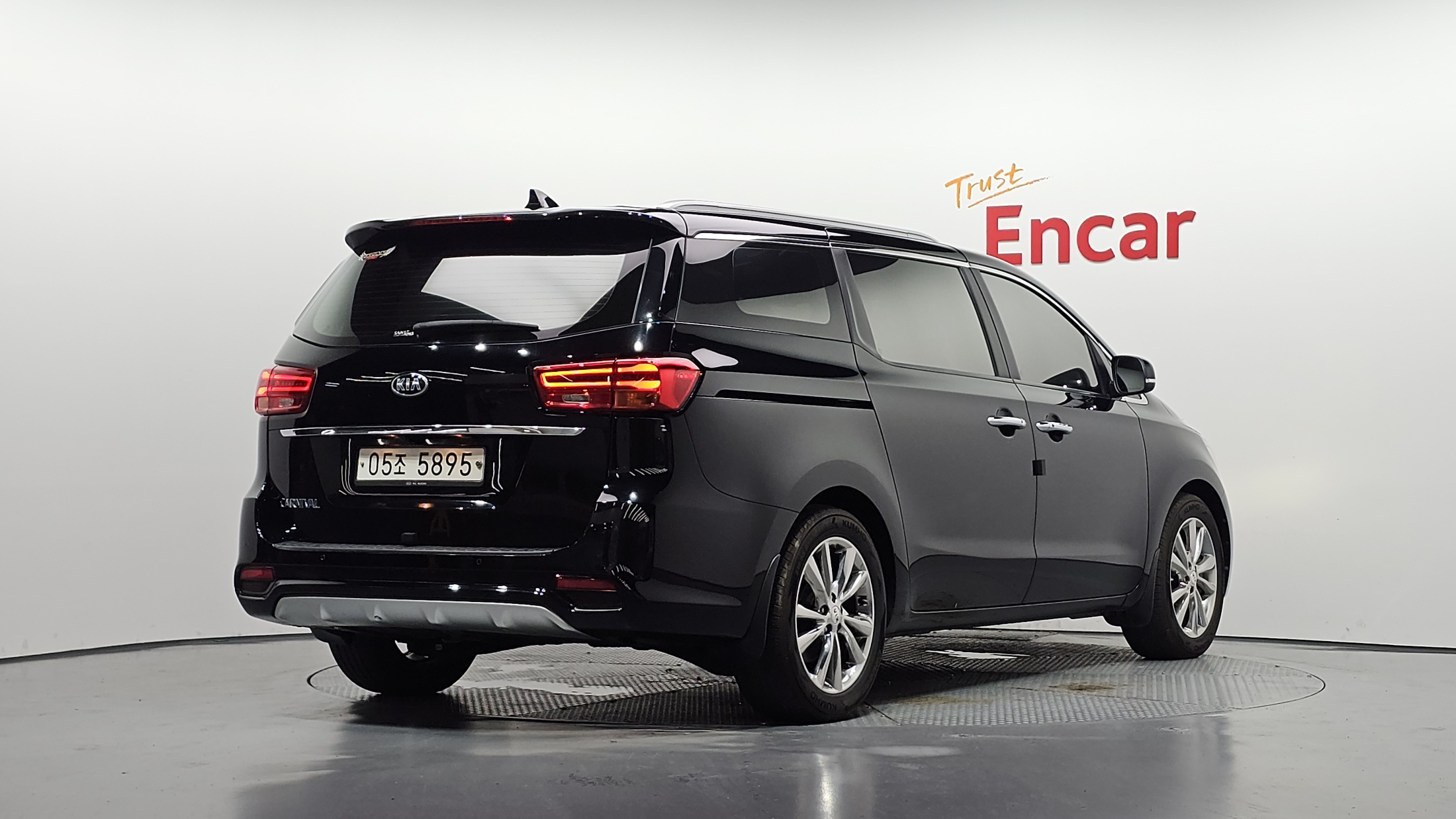 KIA CARNIVAL photo 2