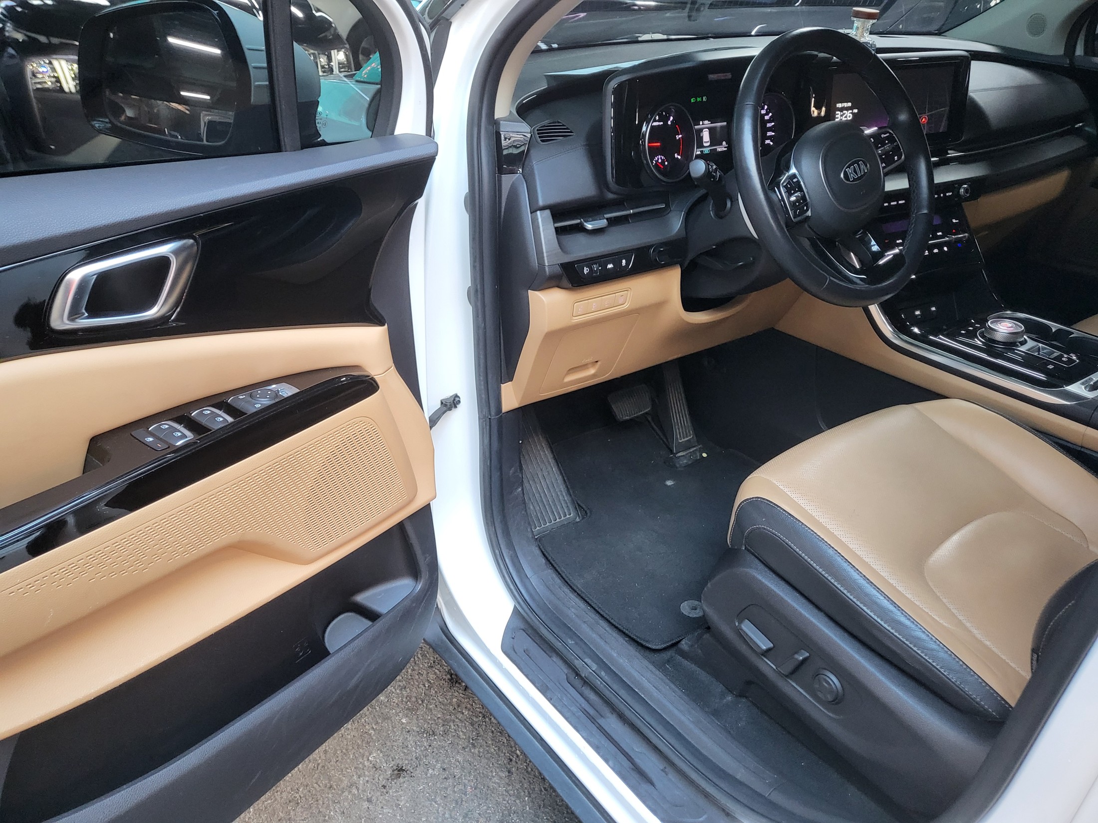 KIA CARNIVAL photo 3